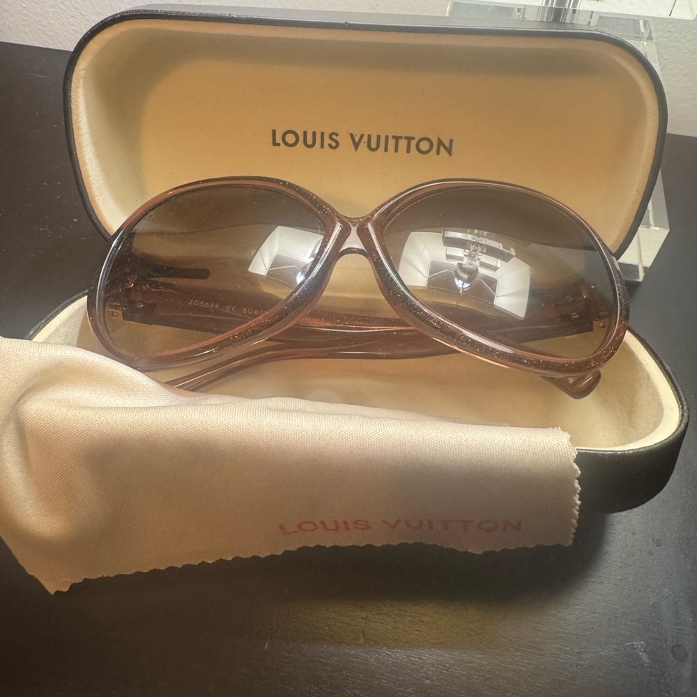 Louis Vuitton Elegant Brown Sunglasses - Picture 3 of 12